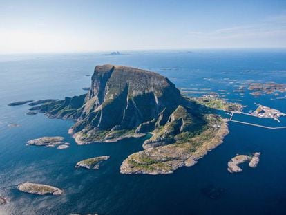 Vista aérea de Lovund, una de las miles de islas de la costa de Helgeland, Noruega