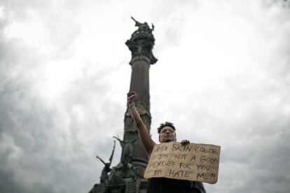 Protesta contra el racisme a l'estàtua de Colom diumenge a Barcelona.