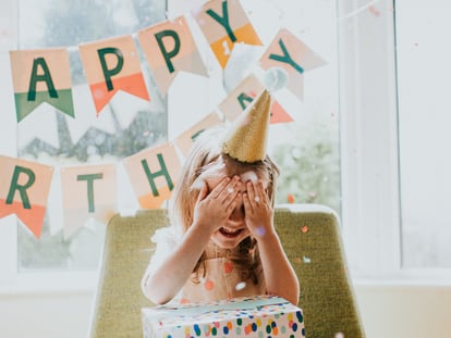 Una niña festeja su cumpleaños.