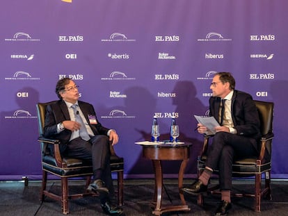 Gustavo Petro, presidente de Colombia, y Jan Martínez Ahrens, director de EL PAÍS América, en el foro ‘Latinoamérica, Estados Unidos y España en la economía global’, este miércoles en Nueva York.