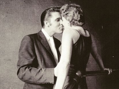 Elvis Presley besa a Barbara Gray en 1956.