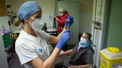 Una enfermera se dispone a inyectar una dosis de Pfizer en Barcelona, el 3 de marzo.