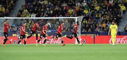 Los jugadores del Mallorca celebran el gol de Amath ante el Villarreal este domingo.