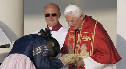 El papa Benedicto XVI recibe un regalo de una joven durante la celebración de la XXVI Jornada Mundial de la Juventud