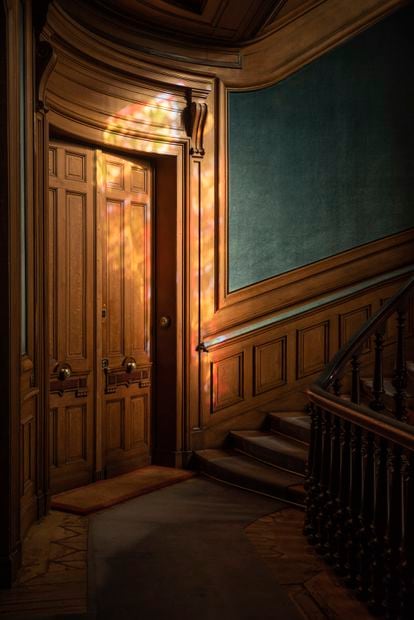 El descanso de la escalera que conduce al piso superior está cubierto con boiserie.  La legendaria condesa Jacqueline de Ribes es vecina de la princesa D'Arenberg.