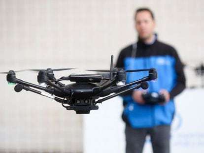 Un hombre maneja un dron en una demostración en el Mobile World Congress