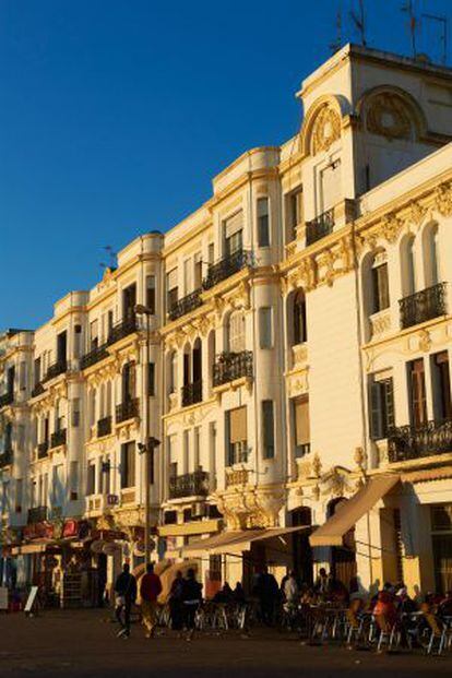 Edificios de la antigua Avenida de España, en Tánger, ubicada frente al puerto pesquero de la ciudad marroquí.