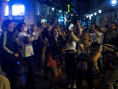 Ambiente en la Puerta del Sol de Madrid este domingo, tras el fin del estado de alarma.