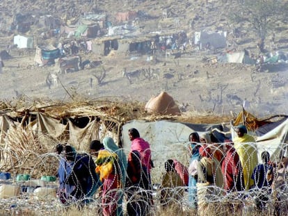 Un grupo de sudaneses llegan a Sortoni, en el norte de Darfur, tras huir de los enfrentamientos en Yebel Marra.