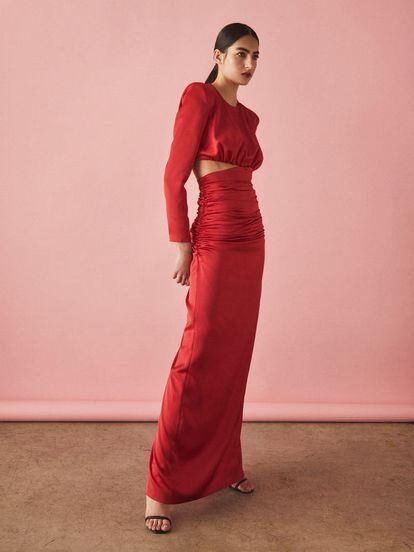 Si andas a la búsqueda de vestido de invitada y estás pensando en sumarte a la tendencia del cut-out, este vestido de Redondo Brand puede ser una opción perfecta.

219€