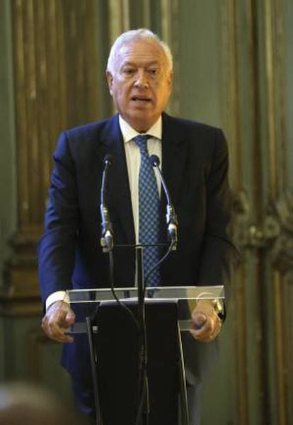 El ministro español de Asuntos Exteriores, José Manuel García-Margallo, pronuncia un discurso durante la presentación de la "Marca España" en la embajada española, en París, Francia, el 17 de septiembre del 2013.