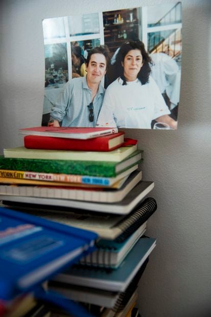 Una fotografía de Luis García Montero y Almudena Grandes sobre la pila de cuadernos en los que la escritora esbozaba sus novelas. 