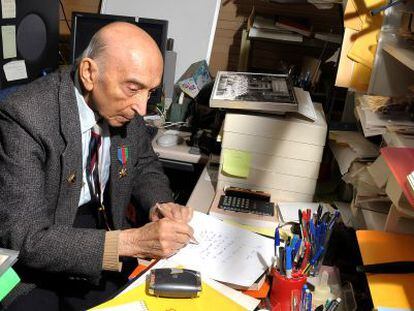 El profesor Lotfi Zadeh, de 91, sigue investigando en su despacho.