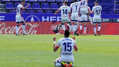 El Yamiq, con sus compañeros al fondo, celebra el gol de Weissman ante el Getafe este sábado en el estadio José Zorrila.