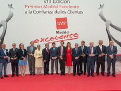La foto de familia de los Premios Madrid Excelente a la Confianza de los Clientes, que ha entregado el presidente de la comunidad, Ignacio Gonz&aacute;lez.