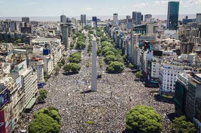 Cientos de miles de aficionados salieron en Buenos Aires para tratar de ver a los campeones del mundo, que se desplazaron en autobús, aunque acabaron el recorrido en helicóptero debido a la multitud.