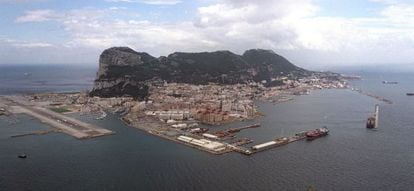 Vista a&eacute;rea de Gibraltar, con el aeropuerto a la izquierda y el puerto en primer plano.