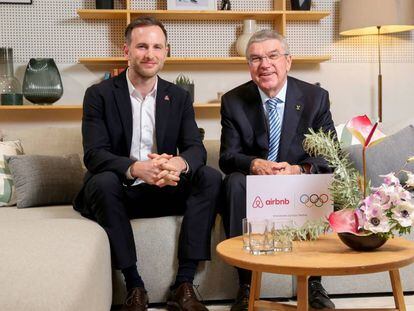 El cofundador de Airbnb Joe Gebbia (izquierda) y el presidente del COI, Tomas Bach, en una imagen difundida a raíz del acuerdo.