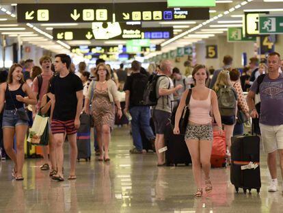 Decenas de pasajeros en la terminal del aeropuerto de Palma de Mallorca.