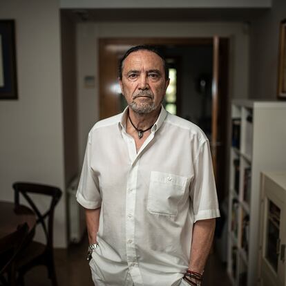 EL PAIS_16/07/2022 (Fotografía Kike Taberner) Jesús Irurre, funcionario de prisiones , que mantuvo una intensa relación, primero como carcelero y luego, poco a poco, como amigo, con Salvador Puig Antich, el joven anarquista del Movimiento Ibérico de Liberación (MIL) que el 2 de marzo de 1974 se convirtió, junto al alemán Georg Michael Welzel, en el último ejecutado en España a garrote vil.