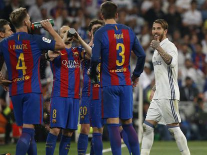 Sergio Ramos se encara con Piqué después de la expulsión.