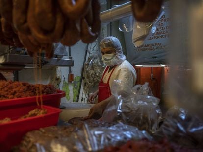 Carniceros trabajan en el mercado Central de Abastos en Ciudad de México.