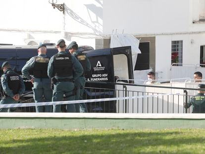 Agentes de la Guardia Civil protegen el acceso a una vivienda en San Roque (Cádiz), donde se encontró el cuerpo sin vida y con signos de violencia de un hombre de 33 años.