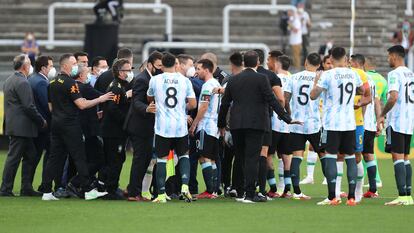 Los jugadores de Argentina hablan con funcionarios de salud de Brasil.