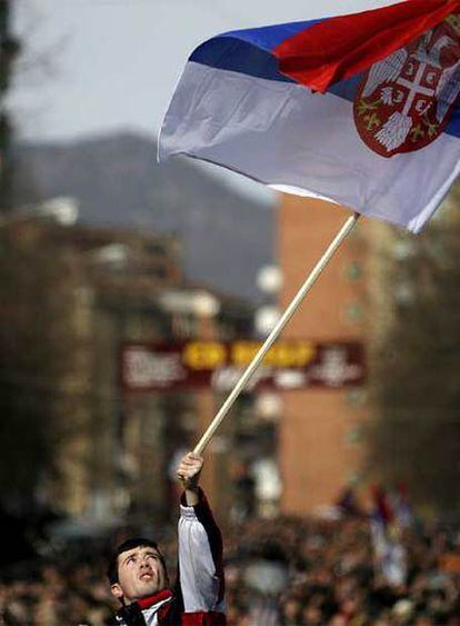 Un manifestante hace ondear una bandera serbia en Mitrovica.