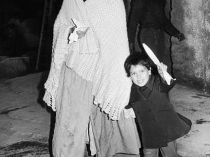 Sofía Loren con Carlo Jr. en el plató de 'El hombre de La Mancha' (1965).