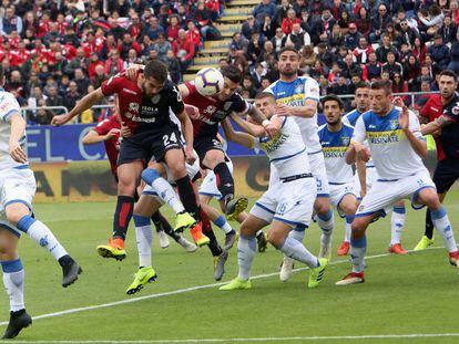 Luca Ceppitelli, del Cagliari, remata en el partido contra el Frosinone del pasado 20 de abril.