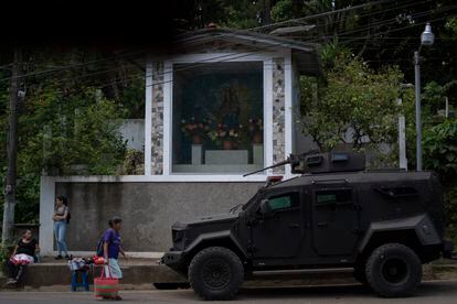 Vidalina Morales, defensora de derechos humanos, camina frente a un vehículo del ejército en Cabañas (El Salvador), en agosto.