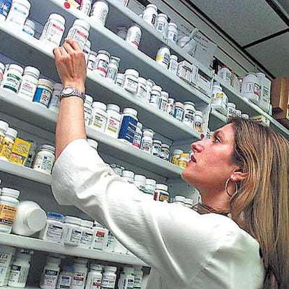 Una farmacéutica de Nueva York repone un antibiótico en las estanterías.