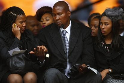 Mandla Mandela, nieto mayor del ex presidente sudafricano Nelson Mandela, asiste al servicio oficial en el estadio First National Bank.