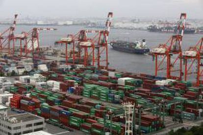 Un carguero abandona la terminal de carga del puerto internacional Aomi en Tokio. EFE/Archivo
