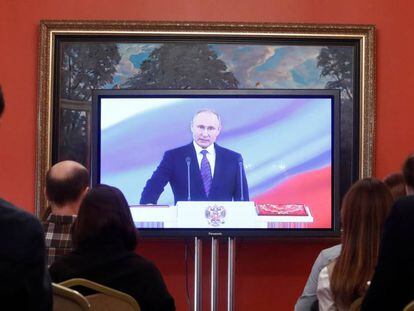 Periodistas siguiendo la investidura de Putin como presidente de Rusia en el centro de prensa de Moscú, este lunes