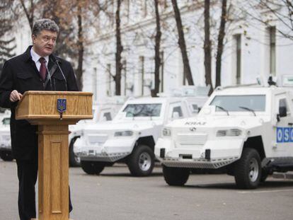 El presidente ucranio, en la entrega de veh&iacute;culos de la OSCE el 13 de noviembre