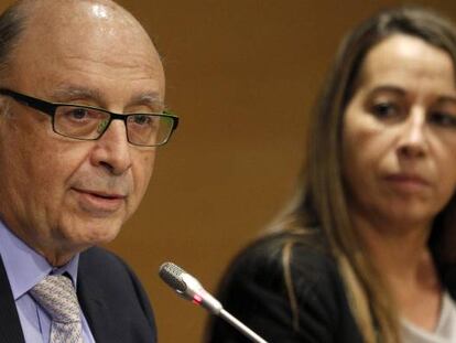 Cristóbal Montoro, ministro de Hacienda y Función Pública y Elena Collado, secretaria de Estado de Función Pública.