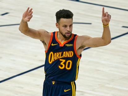 Stephen Curry celebra el acierto ante Utah que le permitió situarse segundo en la clasificación histórica de triples.