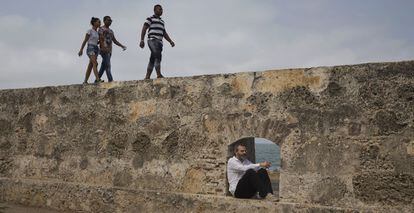 Tavares posa en un vano de la muralla de Cartagena de Indias durante el Hay Festival.