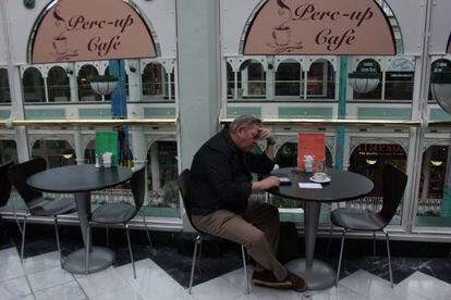 Un señor mira su tableta en una cafetería en Dublín (2011).