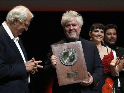 Pedro Almod&oacute;var, con el premio Lumi&egrave;re, entre Bertrand Tavernier y la actriz Juliette Binoche y el cantaor Miguel Poveda. 