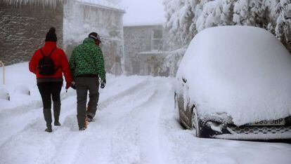 Una pareja camina entre la nieve el pasado viernes en O Cebreiro (Lugo).