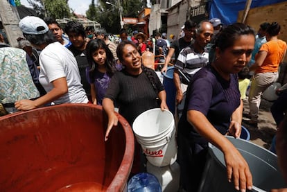 Una mujer hace fila para abastecerse de agua en Xochimilco, al sur de la Ciudad de México.