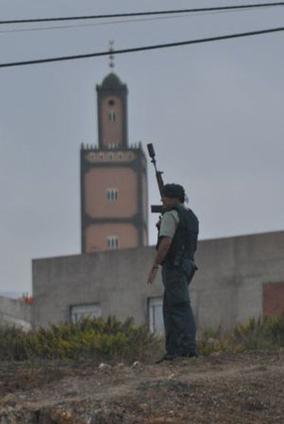 Un guardia civil, en el barrio ceutí de El Príncipe.