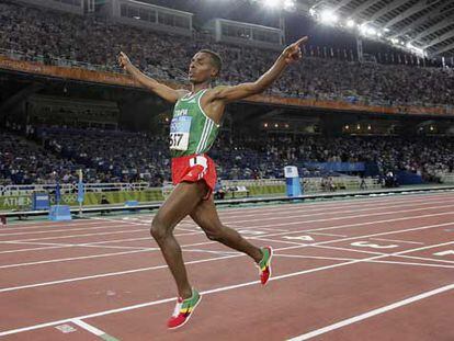 Kenenisa Bekele celebra su victoria en los 10.000 metros de los Juegos Olímpicos de Atenas 2004.