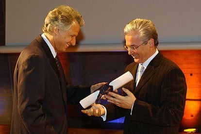 Garzón recibe en París, de manos del ministro De Villepin el Gran Premio 2004 de la Academia Universal de las Culturas.