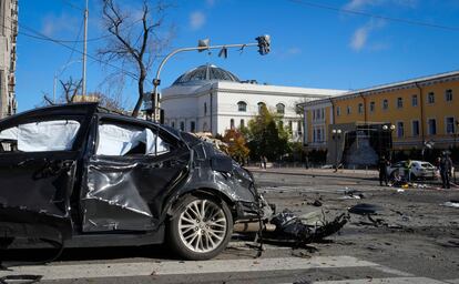 La policía inspecciona los vehículos dañados tras el ataque ruso en el centro de Kiev. El ataque ruso ha tenido lugar en el distrito Shevchenko, un barrio céntrico de la capital ucrania.