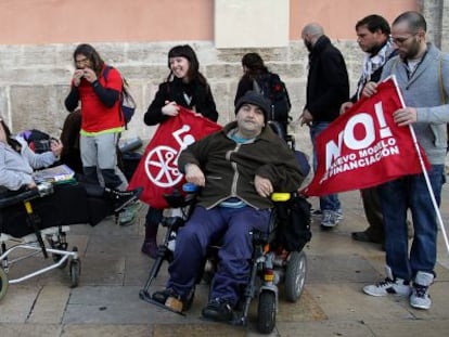 Asistentes a la vigilia de la discapacidad, este lunes en la plaza de la Virgen de Valencia. 