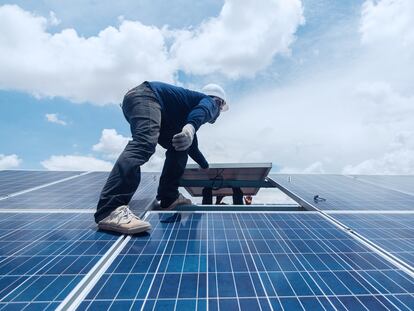 Tras una estimación del ahorro que va a suponer el cambio, la instalación no representa mucho tiempo ni dificultad. Los ingenieros adaptan las placas solares al tejado de la vivienda.